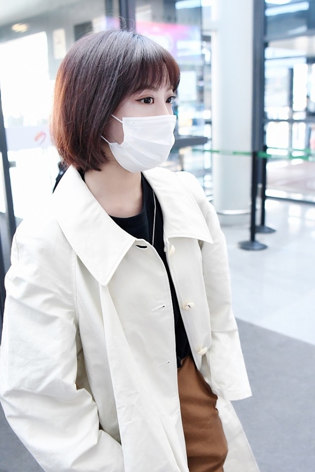 穿米色风衣背单肩包|单肩包|match|短发|李艺彤|风衣