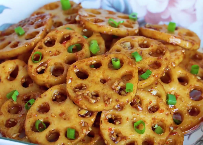 分享一款蒜味酱香藕片,烹饪简单易上手,鲜辣味美又好吃,真解馋