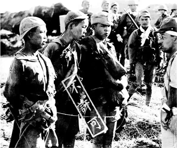 一组在被俘后宁死不屈,大义凛然的抗日战士老照片,向英雄致敬!