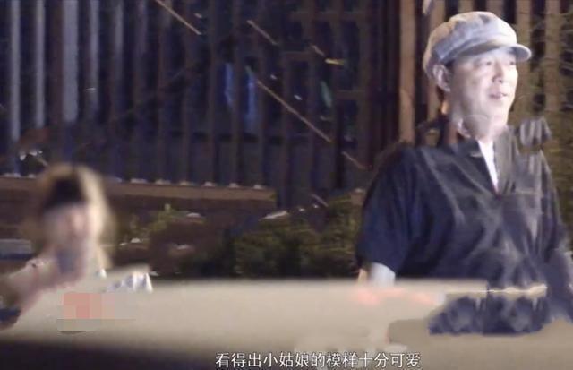 黄渤|黄渤与好友袁泉私下聚会，黄渤6岁女儿罕露面！衣着朴素紧跟老爸