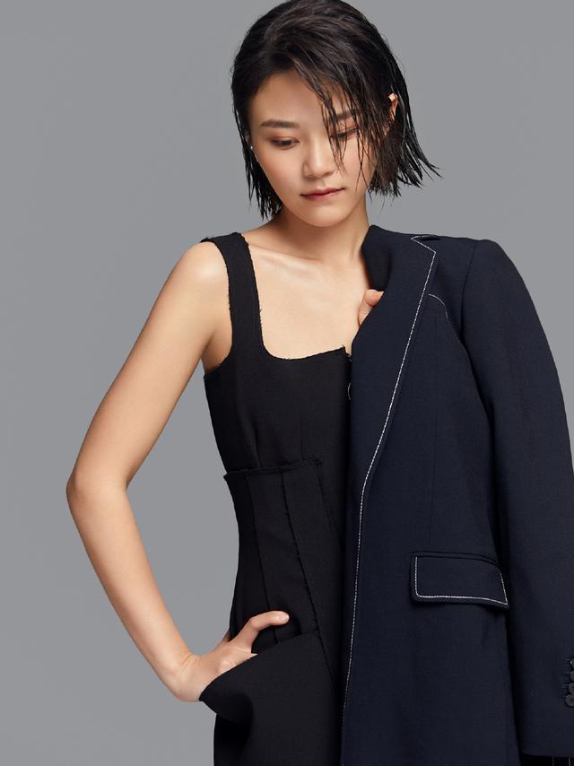 因为有岳红这样的靠山,岳以恩的资源比一般人要好,更是跟知名演员张