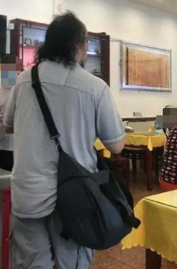 窦唯|王菲前夫窦唯近照啤酒肚明显，发际线秃到后脑勺，摇滚男神变大叔