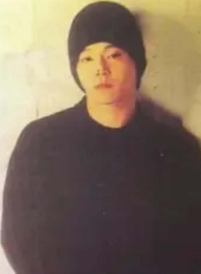 窦唯|王菲前夫窦唯近照啤酒肚明显，发际线秃到后脑勺，摇滚男神变大叔