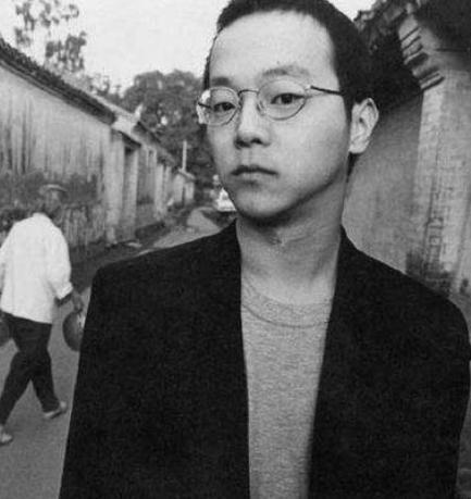 窦唯|王菲前夫窦唯近照啤酒肚明显，发际线秃到后脑勺，摇滚男神变大叔