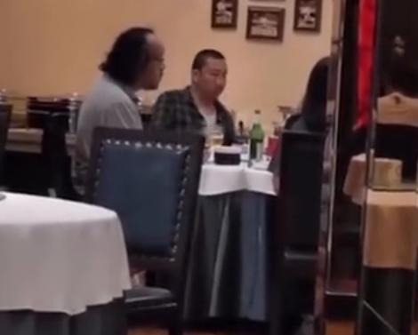 窦唯|王菲前夫窦唯近照啤酒肚明显，发际线秃到后脑勺，摇滚男神变大叔