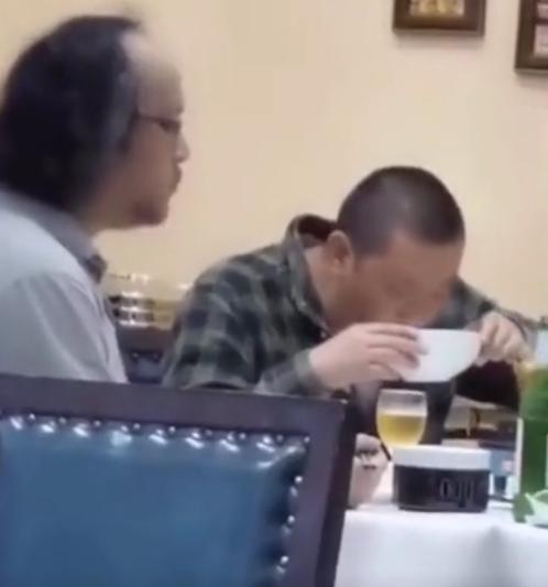 窦唯|王菲前夫窦唯近照啤酒肚明显，发际线秃到后脑勺，摇滚男神变大叔