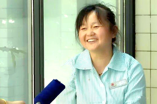 美术生|这位保洁阿姨真厉害，她的这些3D黑板画，画家都不一定画得了？