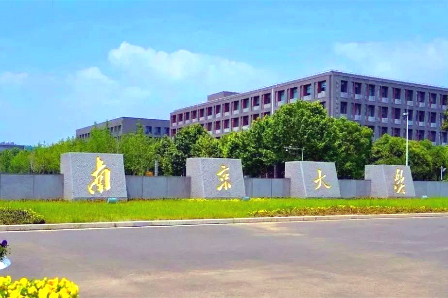 美术生|这位保洁阿姨真厉害，她的这些3D黑板画，画家都不一定画得了？