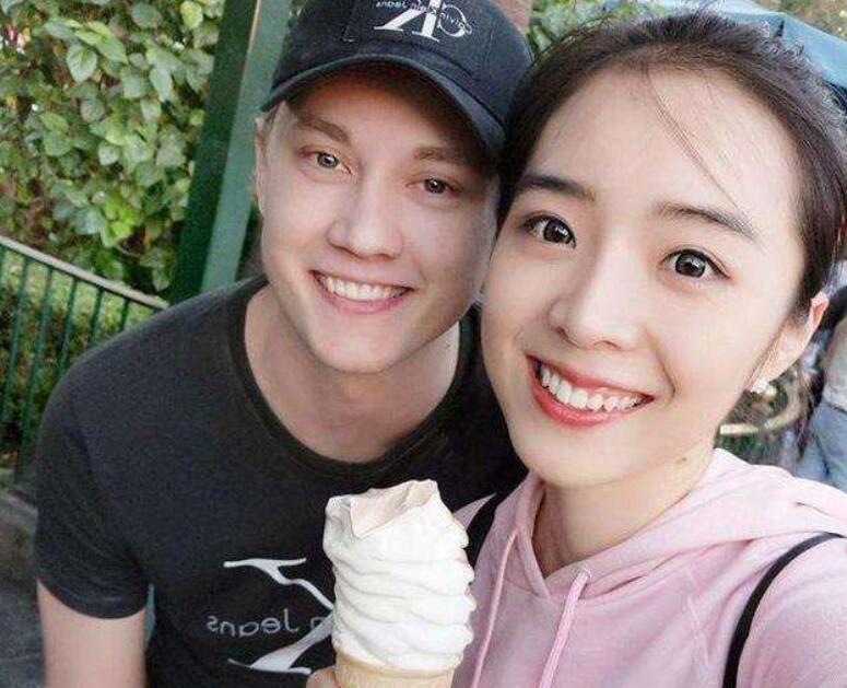 欧成胜利回归接受余霜采访，两人甜蜜互动，网友们笑了