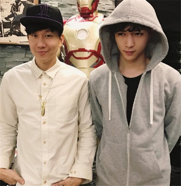 明星和偶像合照王俊凯笑成憨憨肖战乖巧看到热巴像极了我追星的样子