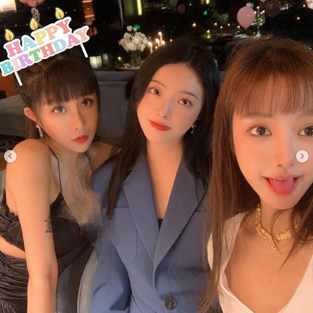 王文也参加闺蜜生日趴穿西装秀身材长腿抢镜恋爱后越来越美