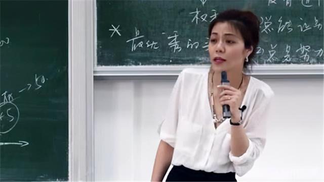 复旦美女教授陈果,从网红到全网嘲,跌下神坛只因在央视读错字