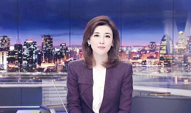 央视女神李红回归穿紫色亮片西装颜值又创新高牛奶肌白到发光