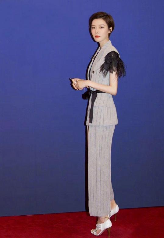 38岁车晓气质绝了!用西装马甲混搭透视衫,一般人穿不出这高级感