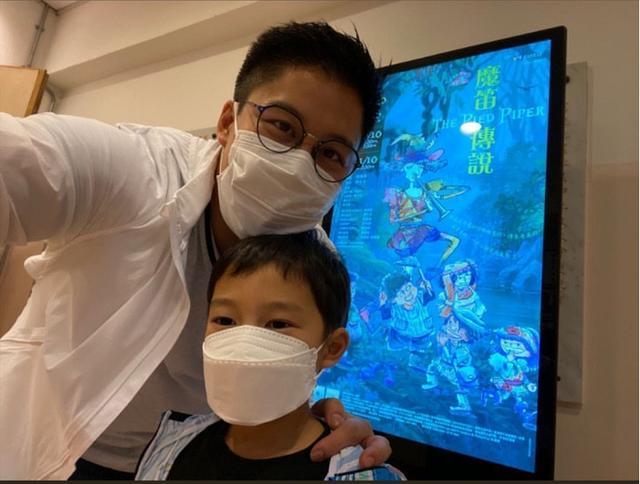 霍启刚|霍启刚带儿子看电影，霍中曦身高暴涨气质好，与爸爸拍照笑眯了眼