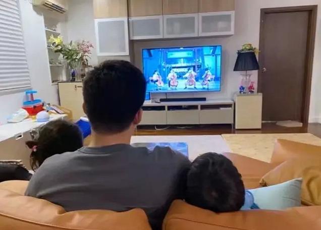 霍启刚|霍启刚带儿子看电影，霍中曦身高暴涨气质好，与爸爸拍照笑眯了眼