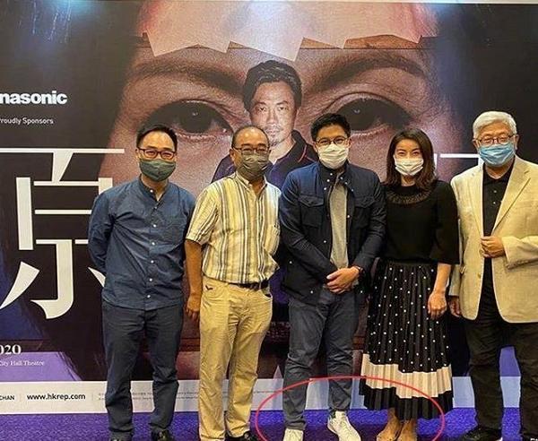 霍启刚|霍启刚带儿子看电影，霍中曦身高暴涨气质好，与爸爸拍照笑眯了眼