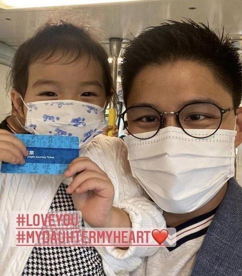 霍启刚|霍启刚带儿子看电影，霍中曦身高暴涨气质好，与爸爸拍照笑眯了眼