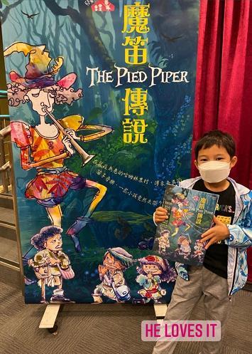 霍启刚|霍启刚带儿子看电影，霍中曦身高暴涨气质好，与爸爸拍照笑眯了眼