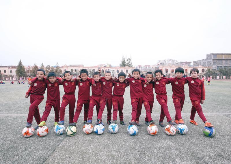 深圳南山足协为新疆喀什五所小学捐赠体育用品