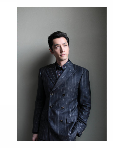 胡歌主动蹲下接受采访背头造型实在太帅出道多年依旧感情成迷