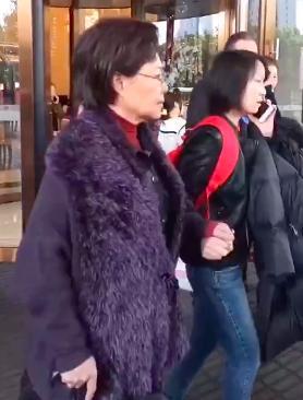 斯琴高娃|70岁斯琴高娃罕露面，和倪萍同台合照共居C位，穿貂拄拐精神佳