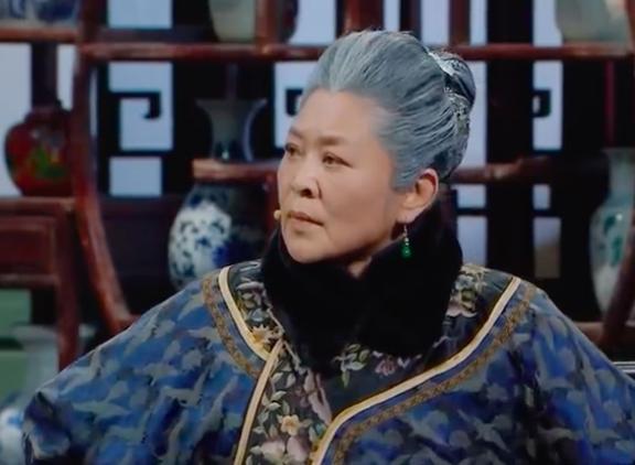 斯琴高娃|70岁斯琴高娃罕露面，和倪萍同台合照共居C位，穿貂拄拐精神佳