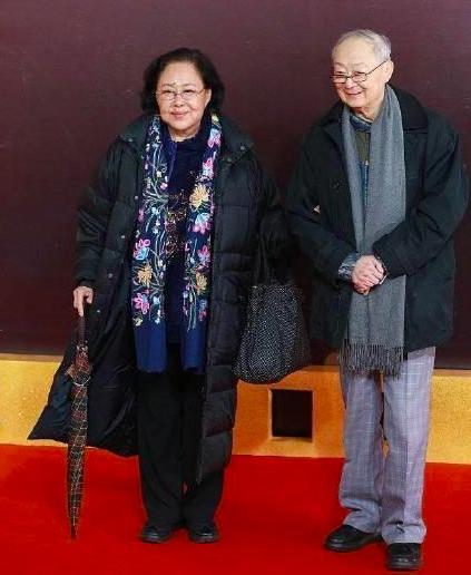 斯琴高娃|70岁斯琴高娃罕露面，和倪萍同台合照共居C位，穿貂拄拐精神佳