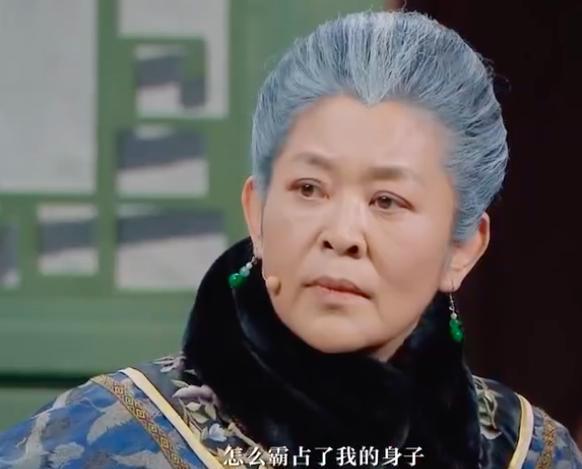 斯琴高娃|70岁斯琴高娃罕露面，和倪萍同台合照共居C位，穿貂拄拐精神佳