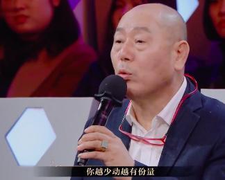 斯琴高娃|70岁斯琴高娃罕露面，和倪萍同台合照共居C位，穿貂拄拐精神佳