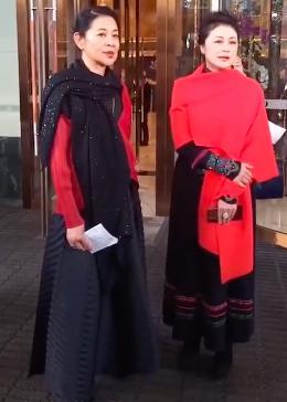 斯琴高娃|70岁斯琴高娃罕露面，和倪萍同台合照共居C位，穿貂拄拐精神佳