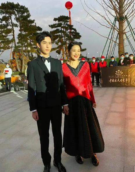 斯琴高娃|70岁斯琴高娃罕露面，和倪萍同台合照共居C位，穿貂拄拐精神佳