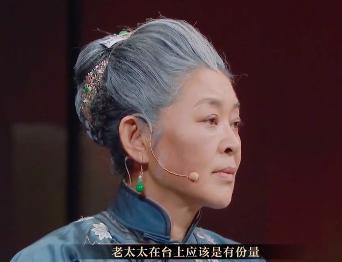 斯琴高娃|70岁斯琴高娃罕露面，和倪萍同台合照共居C位，穿貂拄拐精神佳