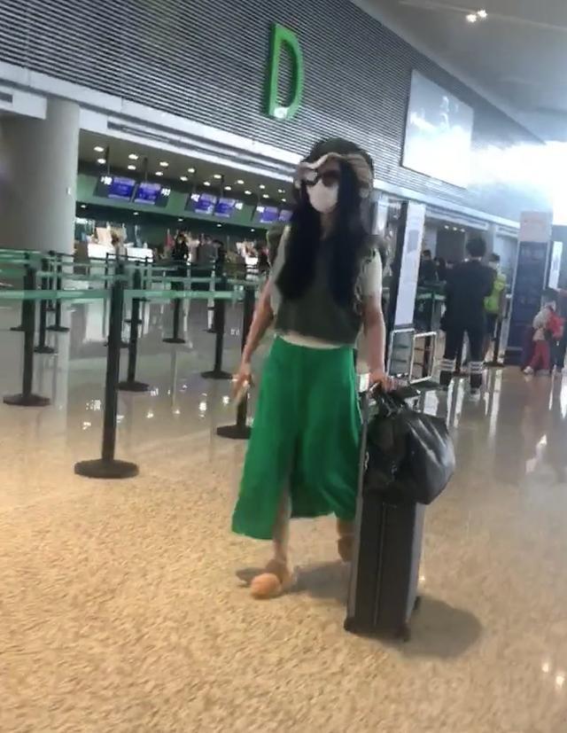 范冰冰|风光不再？范冰冰现身机场造型土气，身边无工作人员独自推行李好心酸