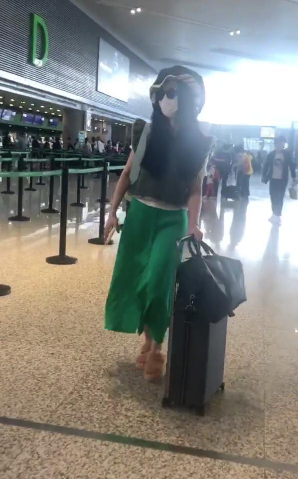 范冰冰|风光不再？范冰冰现身机场造型土气，身边无工作人员独自推行李好心酸