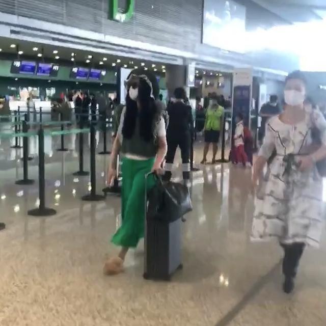 范冰冰|风光不再？范冰冰现身机场造型土气，身边无工作人员独自推行李好心酸