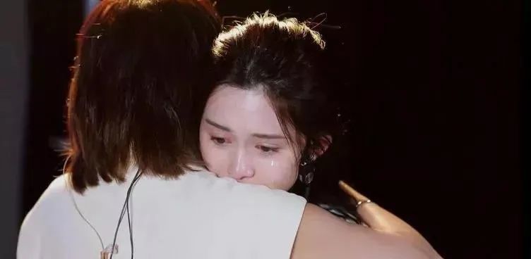 孙燕姿|天后也调皮！粉丝高铁偶遇孙燕姿，正主辟谣还cos同款姿势