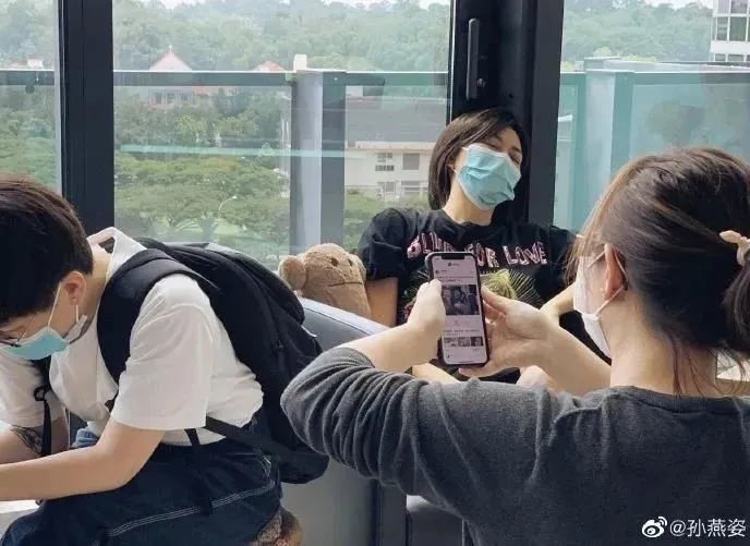 孙燕姿|天后也调皮！粉丝高铁偶遇孙燕姿，正主辟谣还cos同款姿势