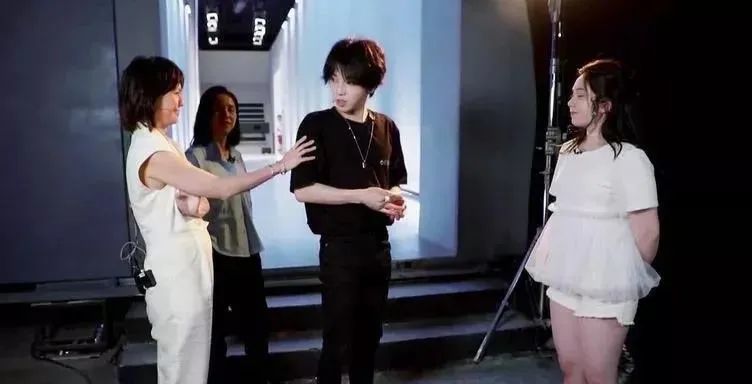 孙燕姿|天后也调皮！粉丝高铁偶遇孙燕姿，正主辟谣还cos同款姿势