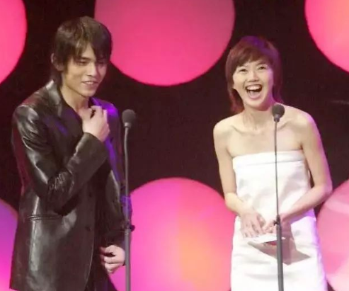 孙燕姿|天后也调皮！粉丝高铁偶遇孙燕姿，正主辟谣还cos同款姿势