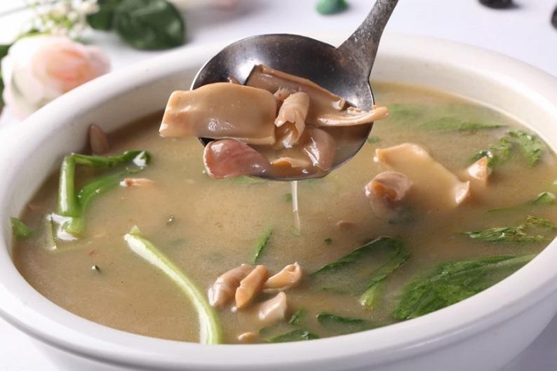 所需食材:鱿鱼1个,胡椒粉20克,香菇3朵,午餐肉50克,食盐,料酒,葱姜蒜