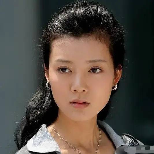 这次回归大众视线,38岁的她和比自己小5岁的朱一龙在剧中还上演了姐弟