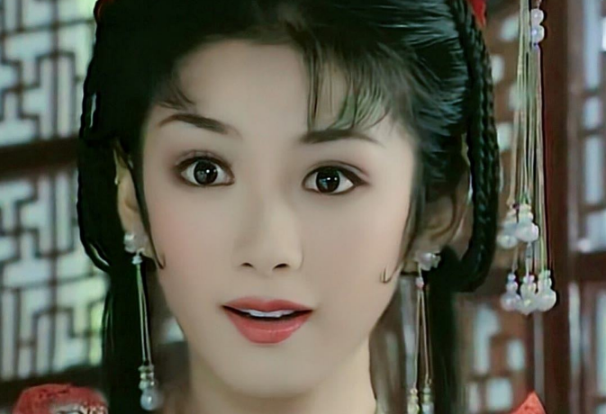 她还主演了电影《十全九美》,并且在电影《窃听风云3》中饰演大姐大