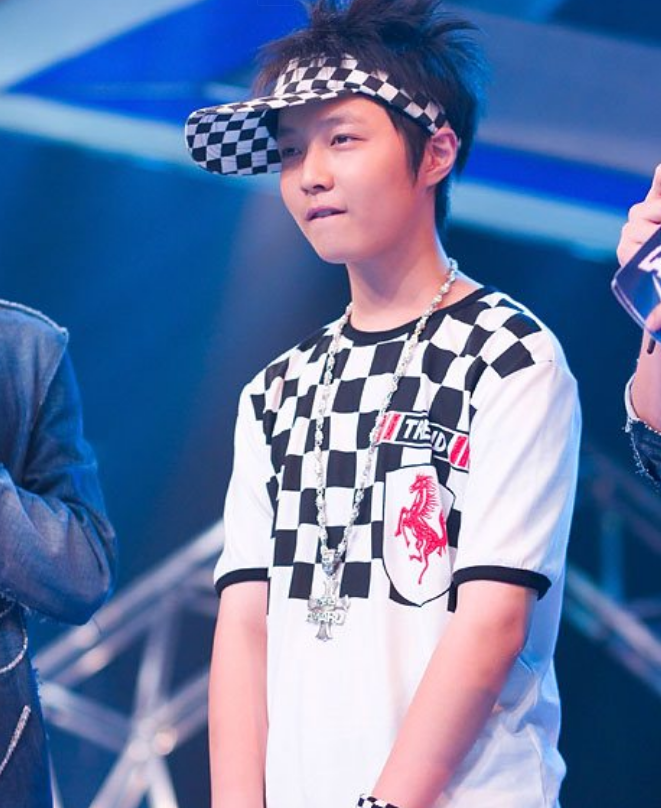 他自小热爱音乐,21岁男团出道,因爱国被骂,如今成为全能艺人