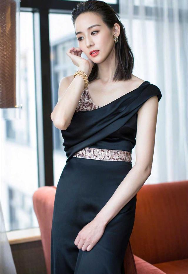张钧甯一袭黑色连衣裙美得闪耀，气质太惊艳！