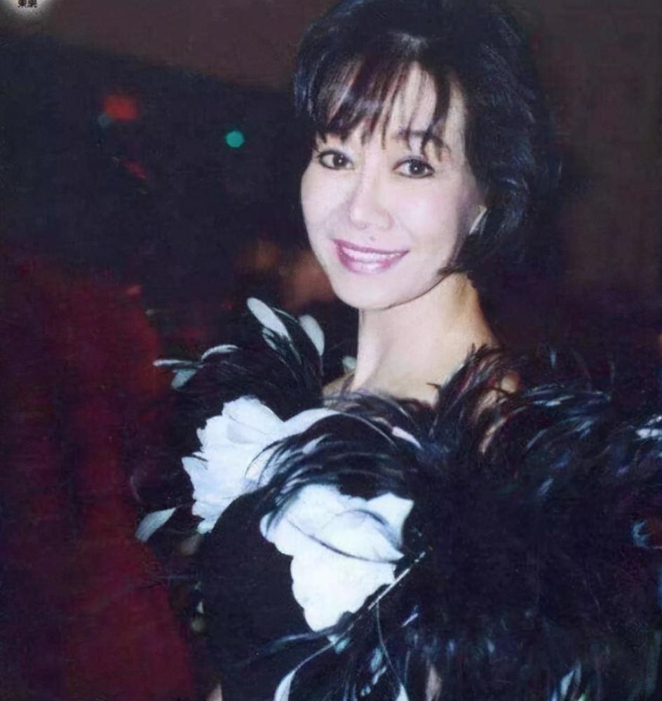 林燕妮:与黄霑纠缠十四年,嫁李小龙哥哥,最终落得孤身离世下场_腾讯