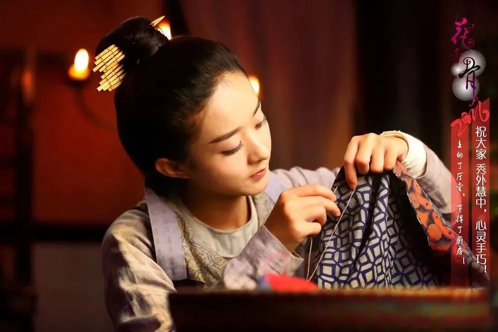 "拼命三娘"赵丽颖又双叒叕上热搜了,认真的她累到手抖_腾讯新闻