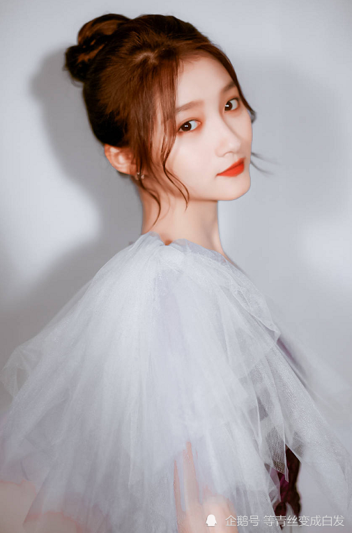 关晓彤挑战晒伤妆不算啥还用红围巾裹头时尚小妞秒变村姑