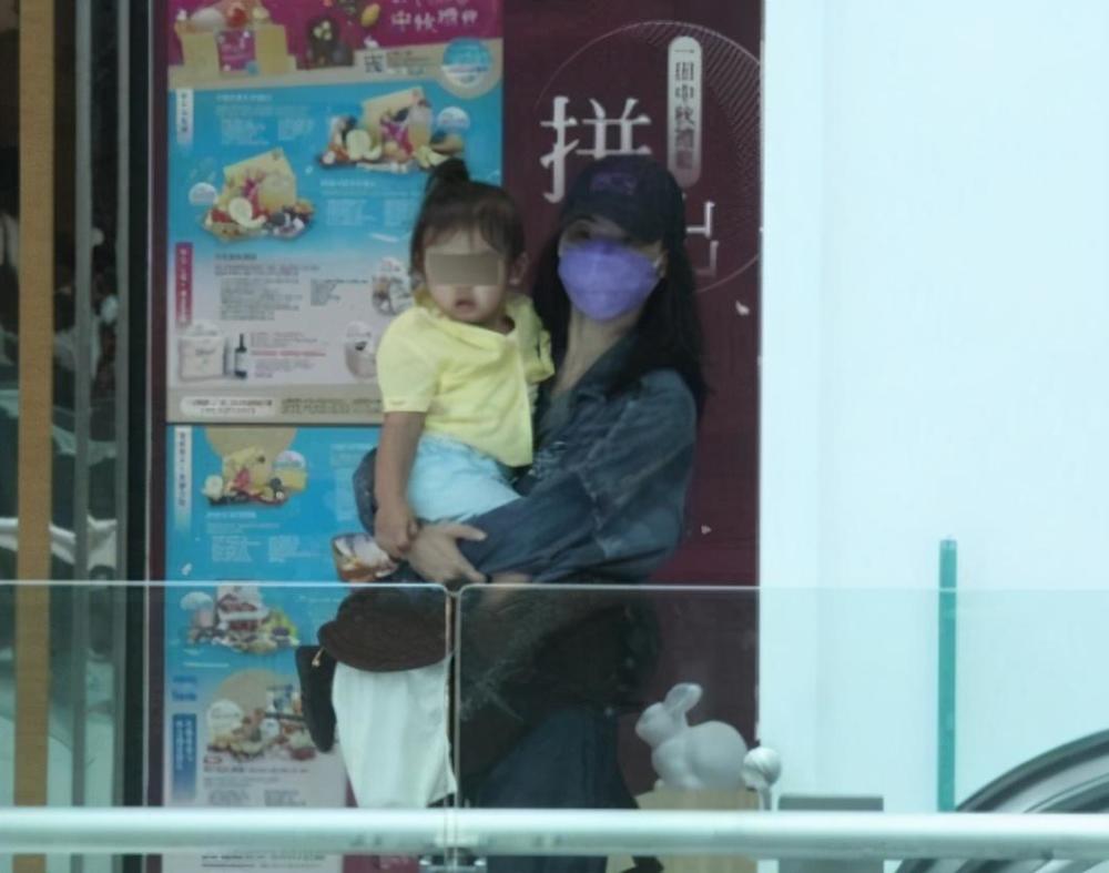 quintus|张柏芝久违晒次子近照，Quintus成熟许多，侧颜超酷神似谢霆锋