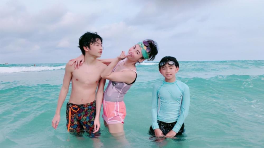 quintus|张柏芝久违晒次子近照，Quintus成熟许多，侧颜超酷神似谢霆锋